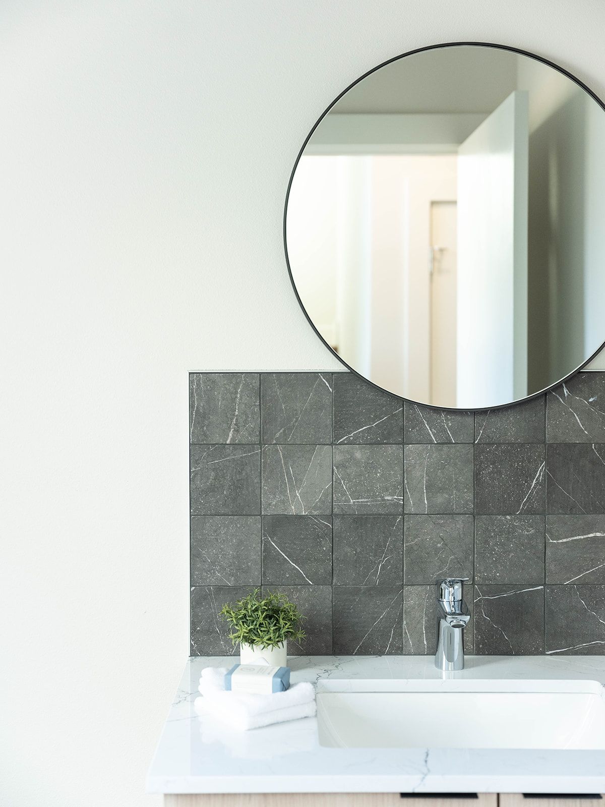 Bathroom vanity with round mirror, Three Queens