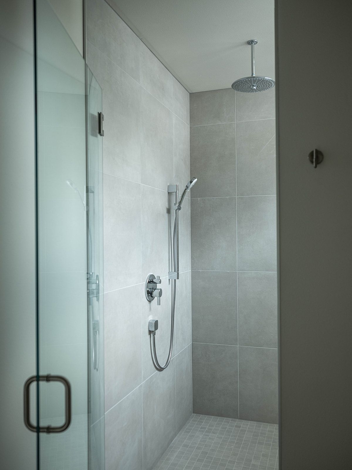 Walk-in glass shower, Three Queens